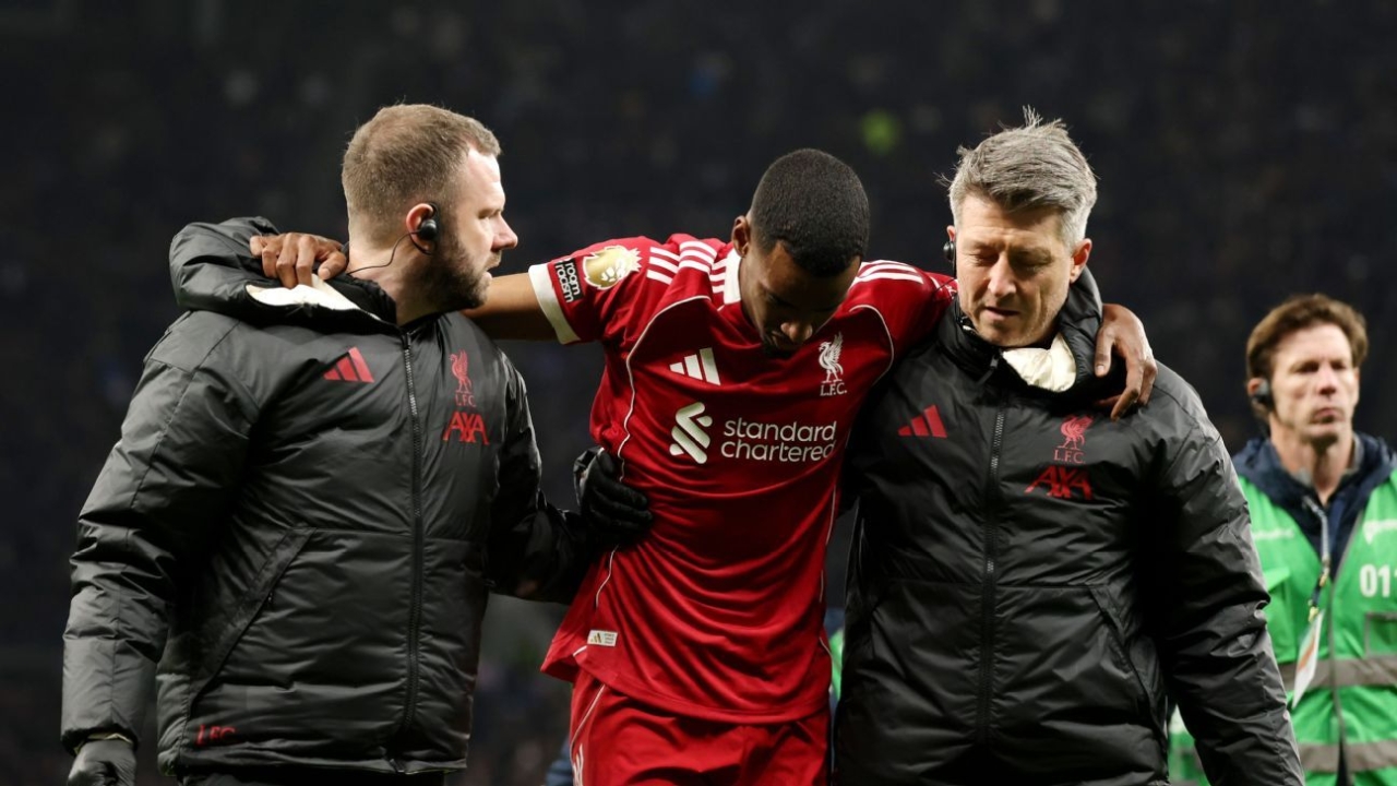 Liverpool's Alexander Isak limps off injured after scoring at Spurs 1