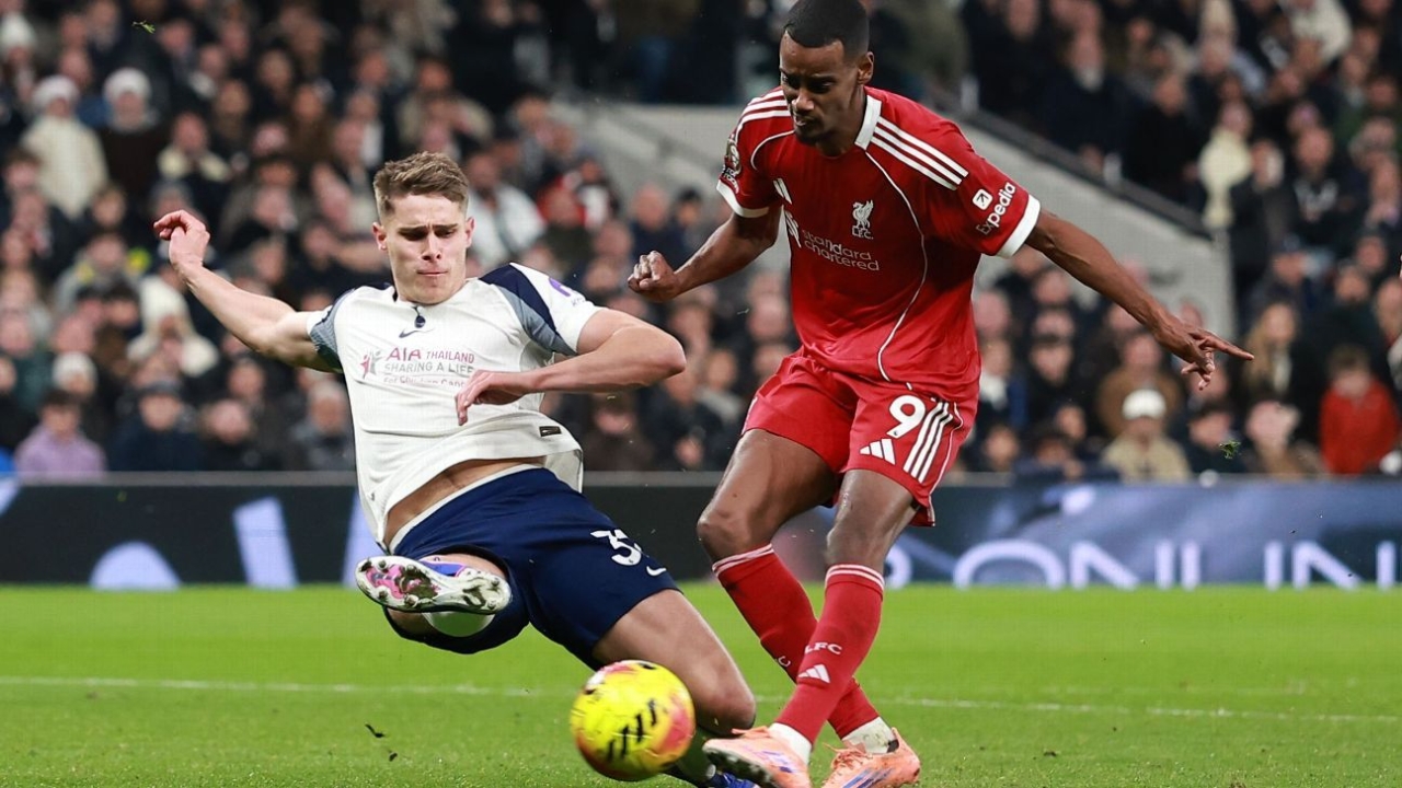 Liverpool's Slot criticises 'reckless' Van de Ven tackle on Isak 1