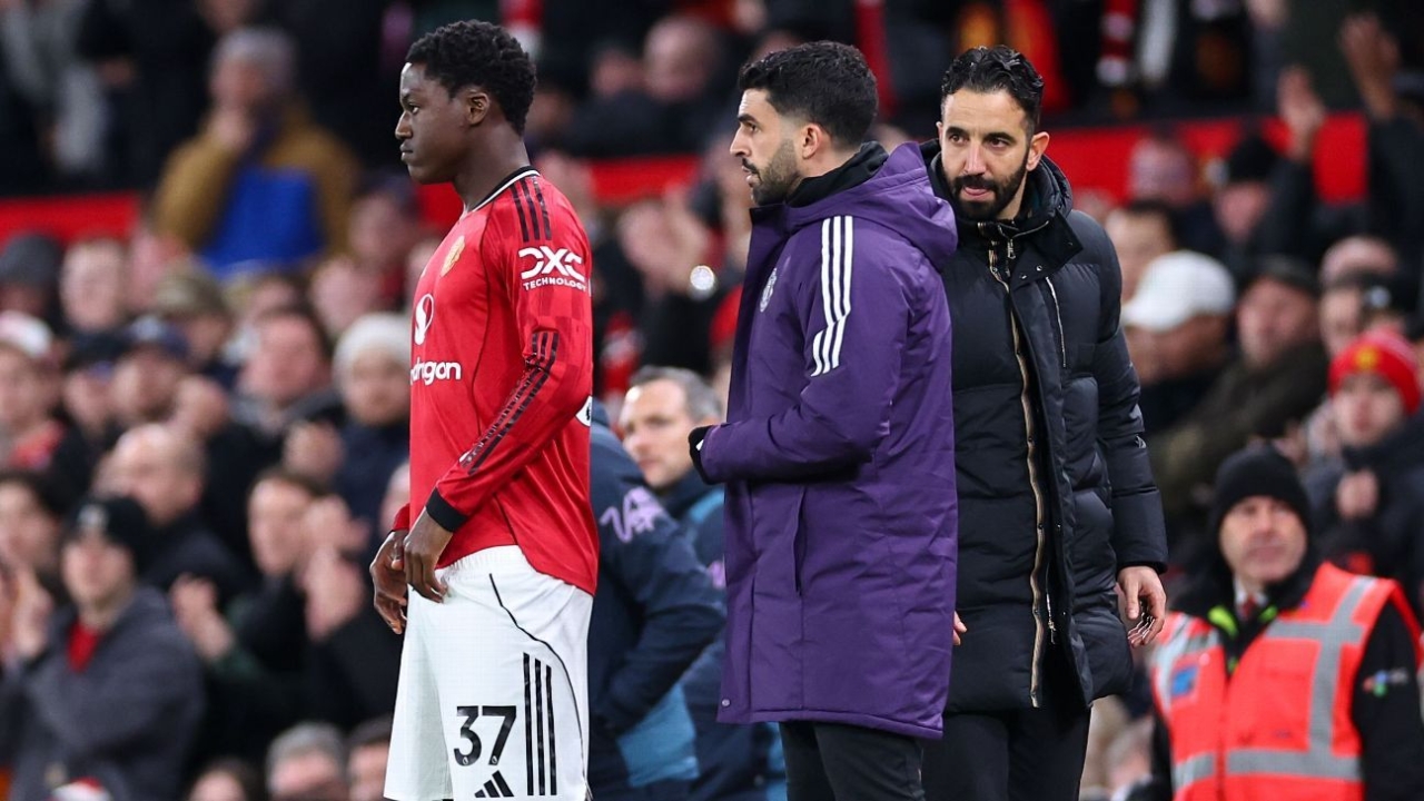 Mainoo's brother dons 'Free Kobbie' shirt at Old Trafford 1