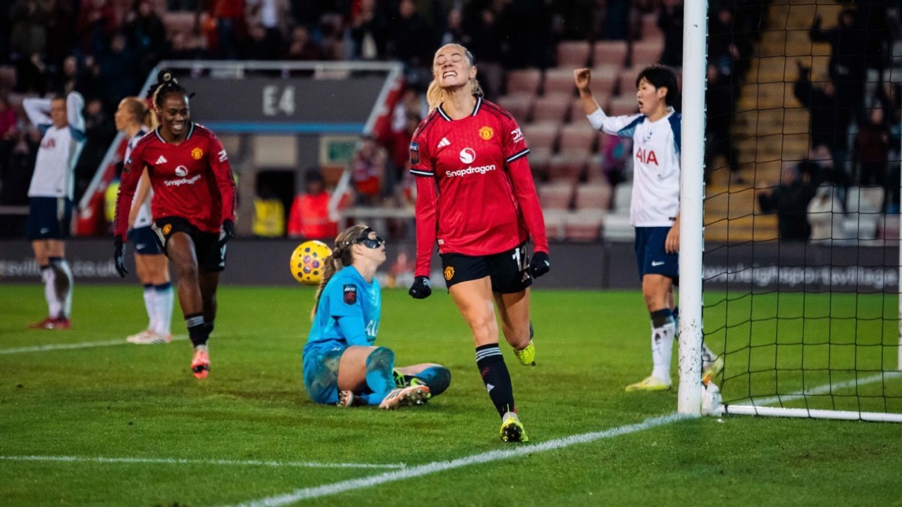 Man United show fight vs. Spurs but need transfers to keep WSL, UWCL hopes alive 1