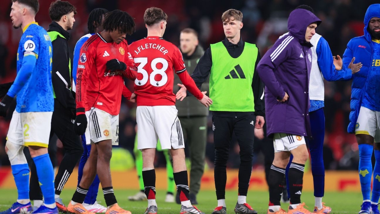 Manchester United booed off field in draw, make 'no excuses' 1