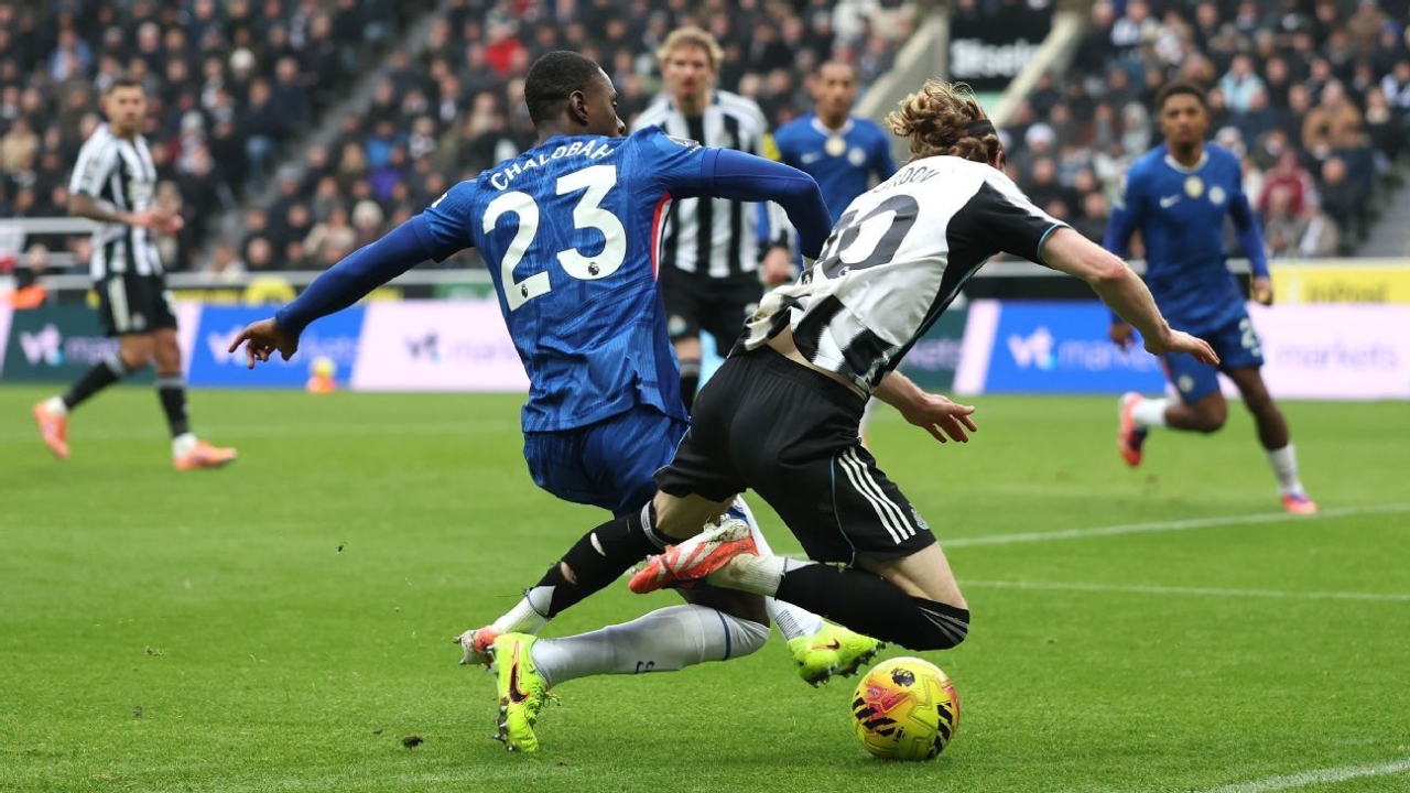 Newcastle contact refs' boss Howard Webb over Chelsea penalty call 1