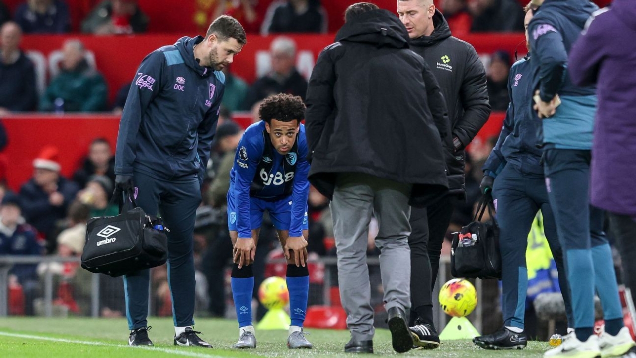 United States captain Adams injured against Manchester United 1
