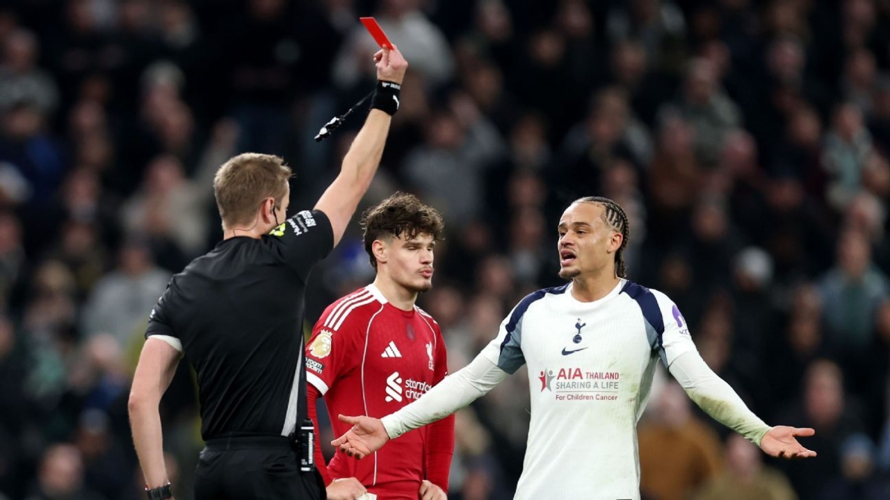 VAR review: Was Simons' red vs. Liverpool deserved? 1