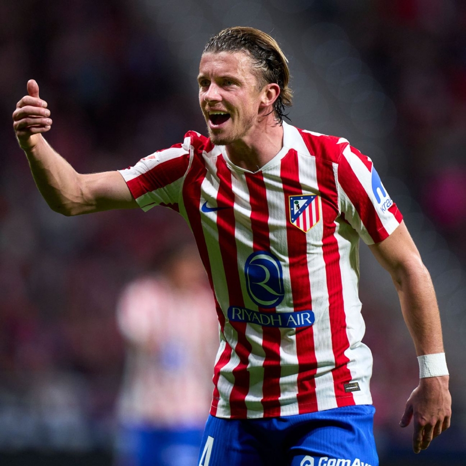 Which of these midfield transfer targets fit at Man United? 10