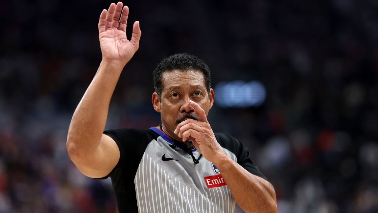 NBA ref Bill Kennedy exits 76ers-Magic with apparent leg injury 1