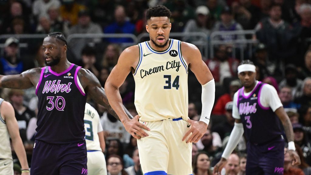 Giannis Antetokounmpo boos fans back as Bucks drubbed at home 1