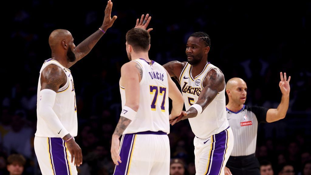 Deandre Ayton's perfect night keys Lakers win over Raptors 1