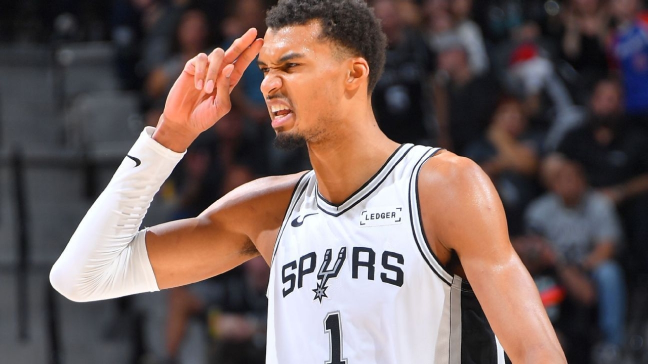 Spurs' Wembanyama hobbles off court after late injury vs. Knicks 1