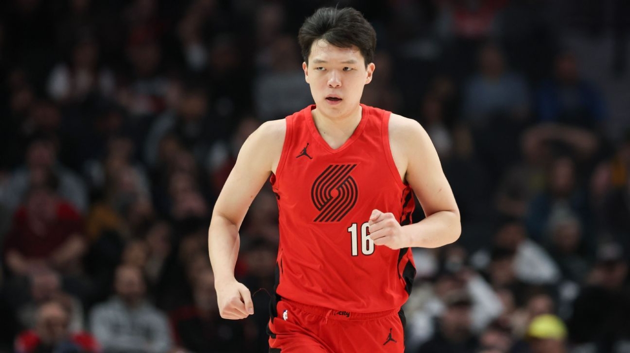 Blazers' Yang Hansen takes inadvertent knee to back of head 1