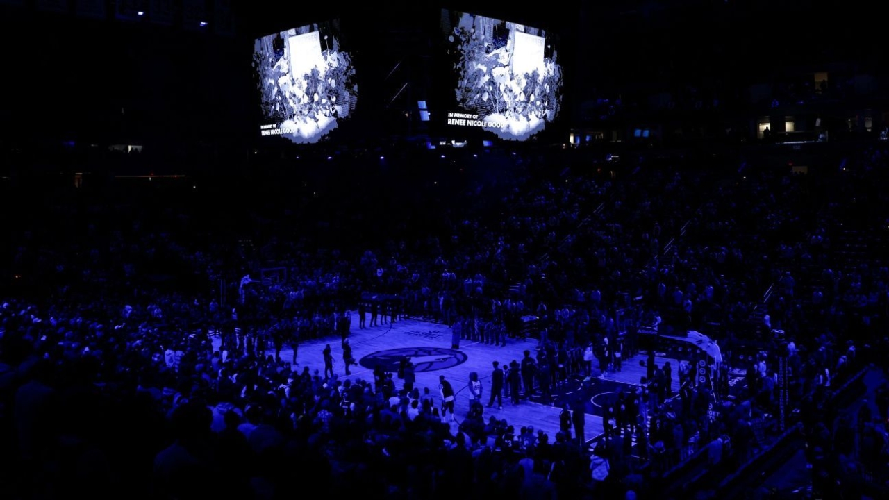 Wolves hold moment of silence for woman killed by ICE officer 1