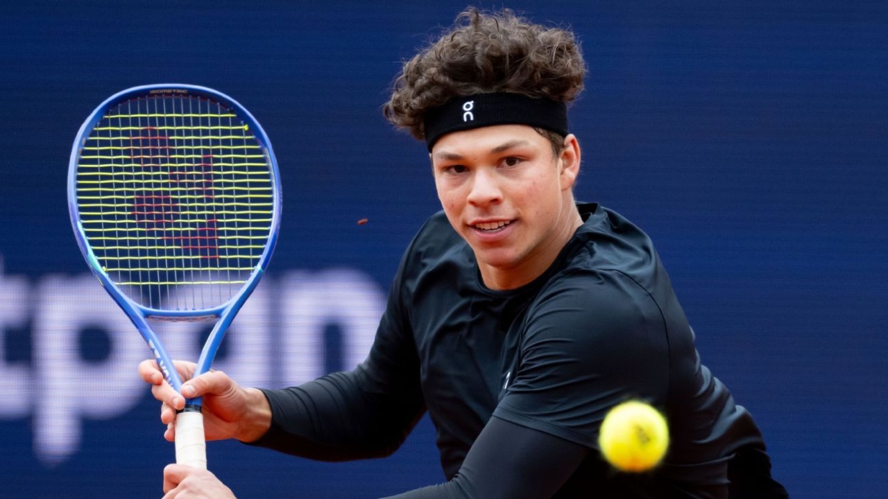 Giron beats rain, Shelton waits in delayed Auckland quarters 1