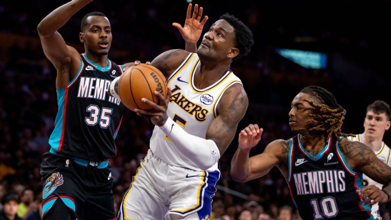 Lakers find Deandre Ayton early, see move pay off late in win 1