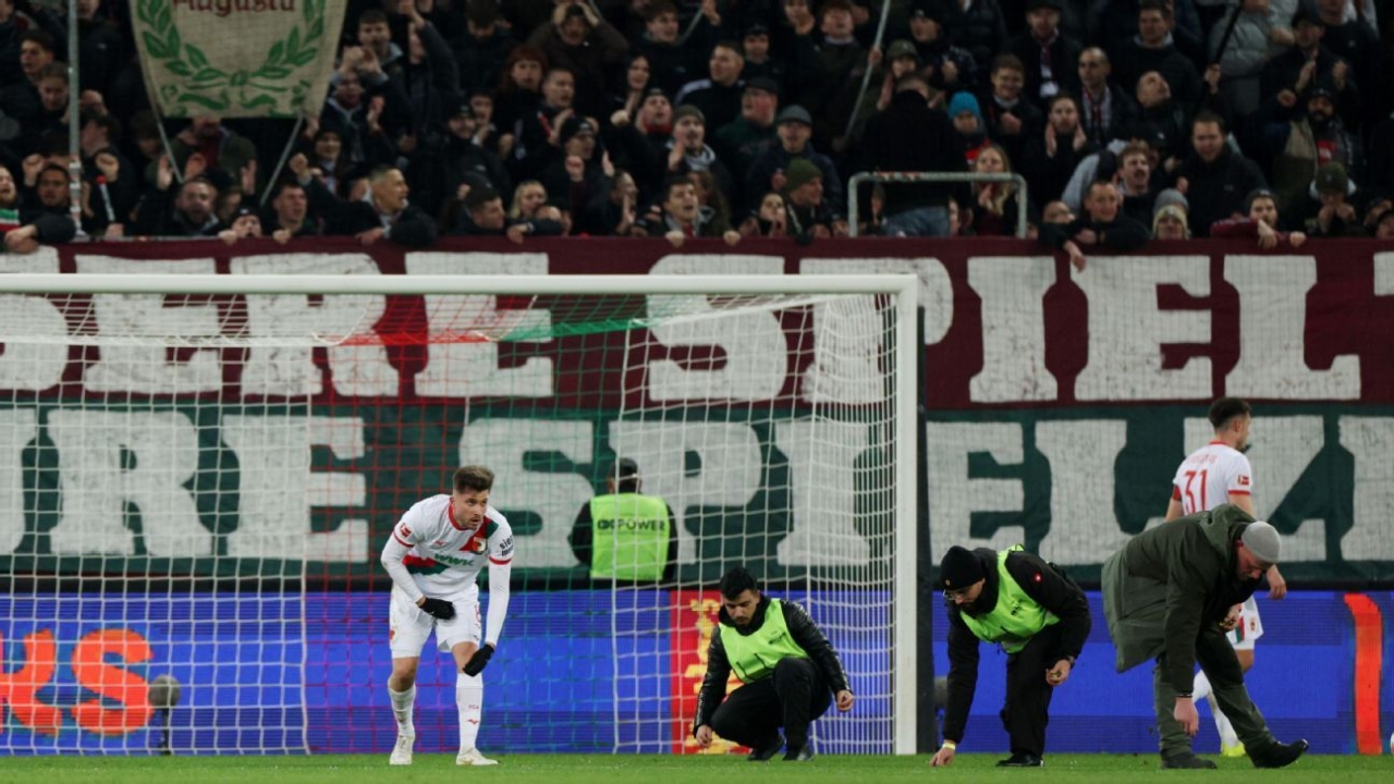 Bundesliga fans protest Thursday kickoff, force pause in game 1