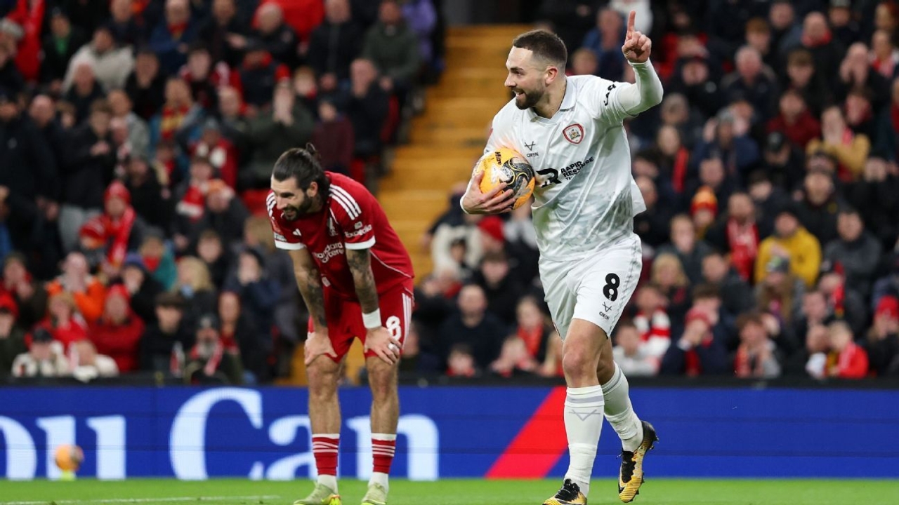 Dominik Szoboszlai's backheel was 'disrespectful' - Barnsley coach 1