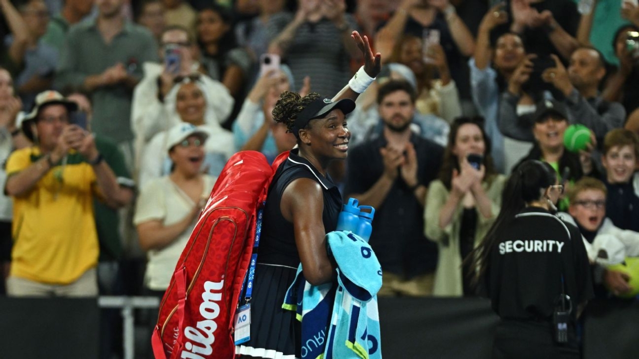 Venus Williams makes Australian Open history, falters late in loss 1