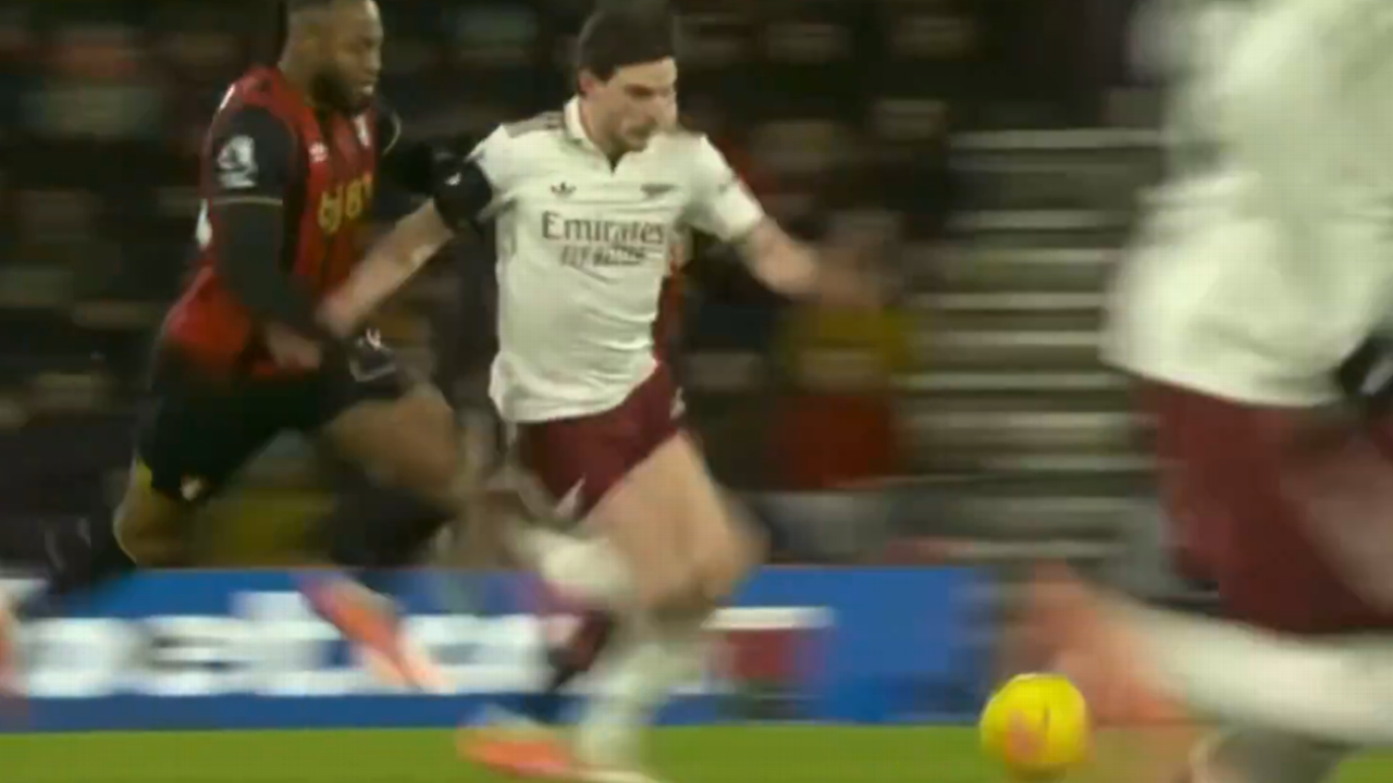 VAR doesn't interfere with second yellow cards. But should it? 4