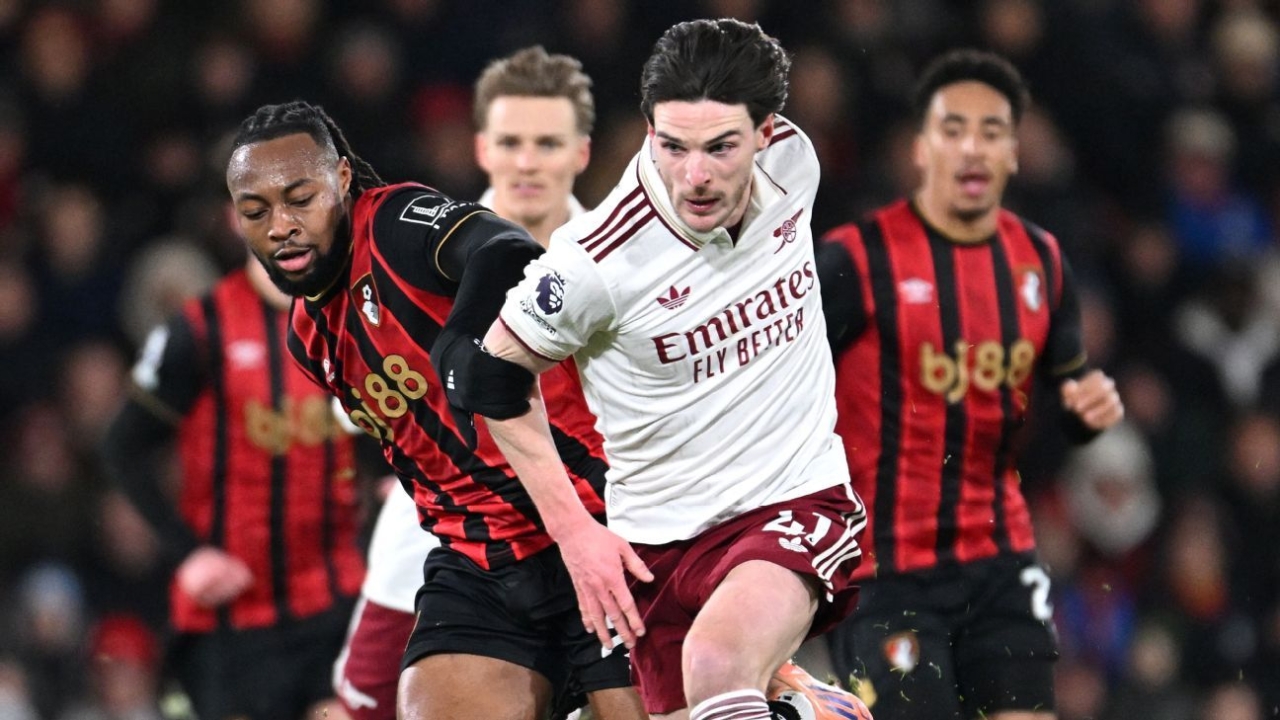 VAR doesn't interfere with second yellow cards. But should it? 1