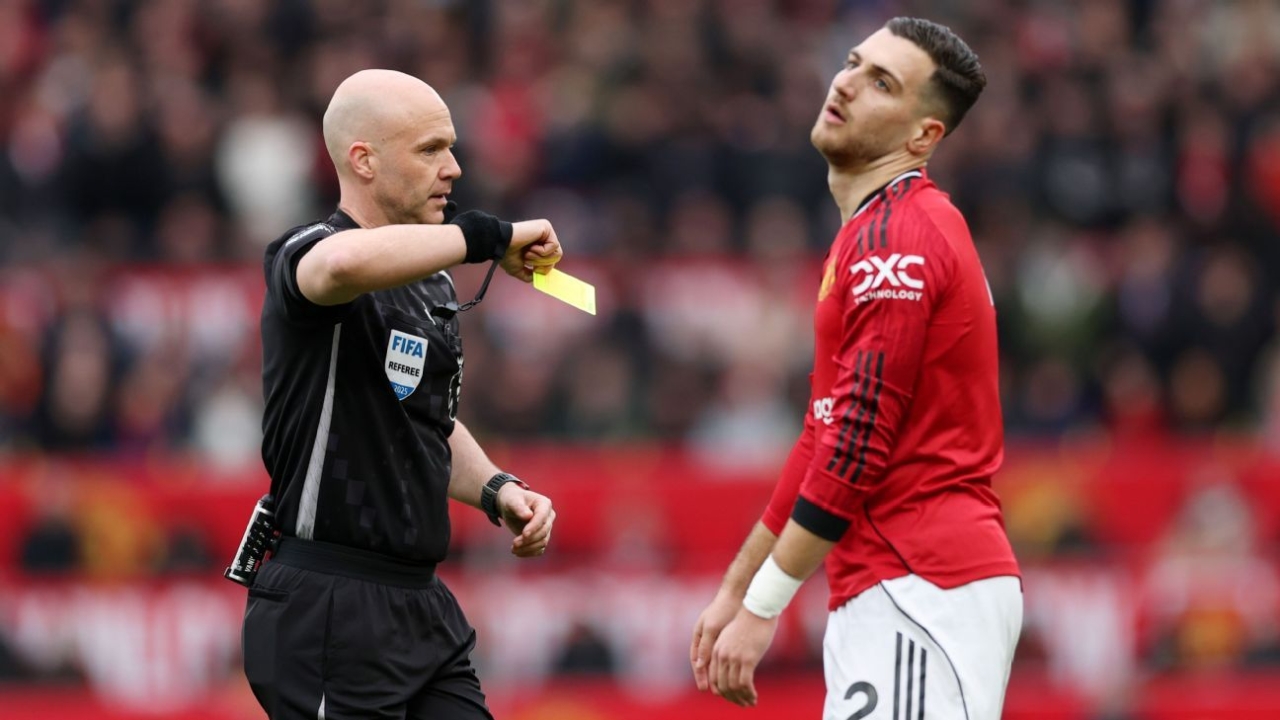 VAR review: Should Man United's Dalot have been sent off vs. Man City? 1