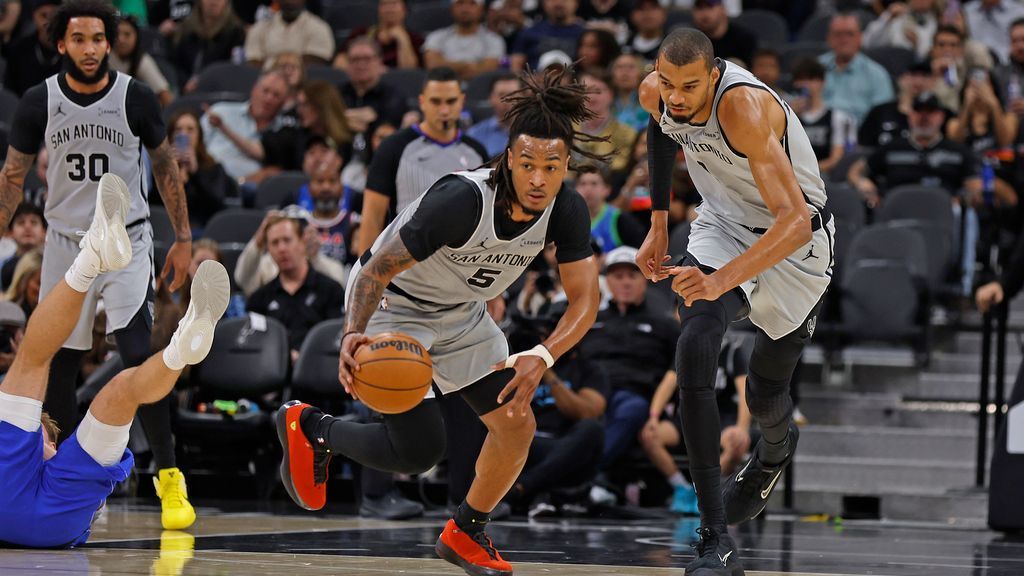 Spurs' Castle dazzles with a record-setting 40-point triple-double 1