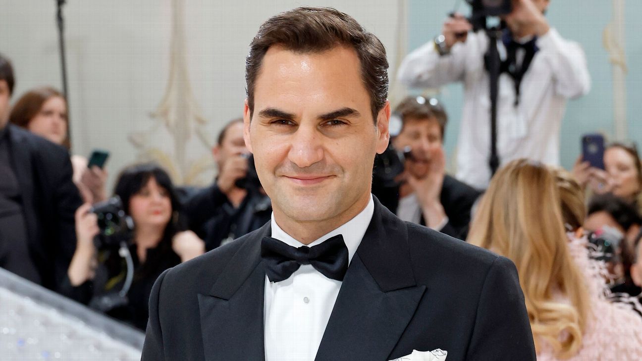 Federer's induction ceremony into the Hall of Fame reaches full capacity in 2 minutes. 1