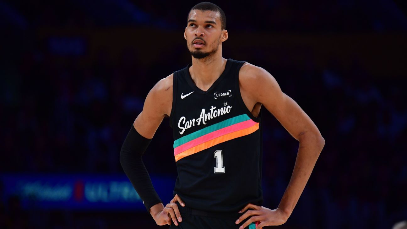 Wembanyama scores 40 points in 26 minutes against the Lakers, expresses desire for additional playing time. 1