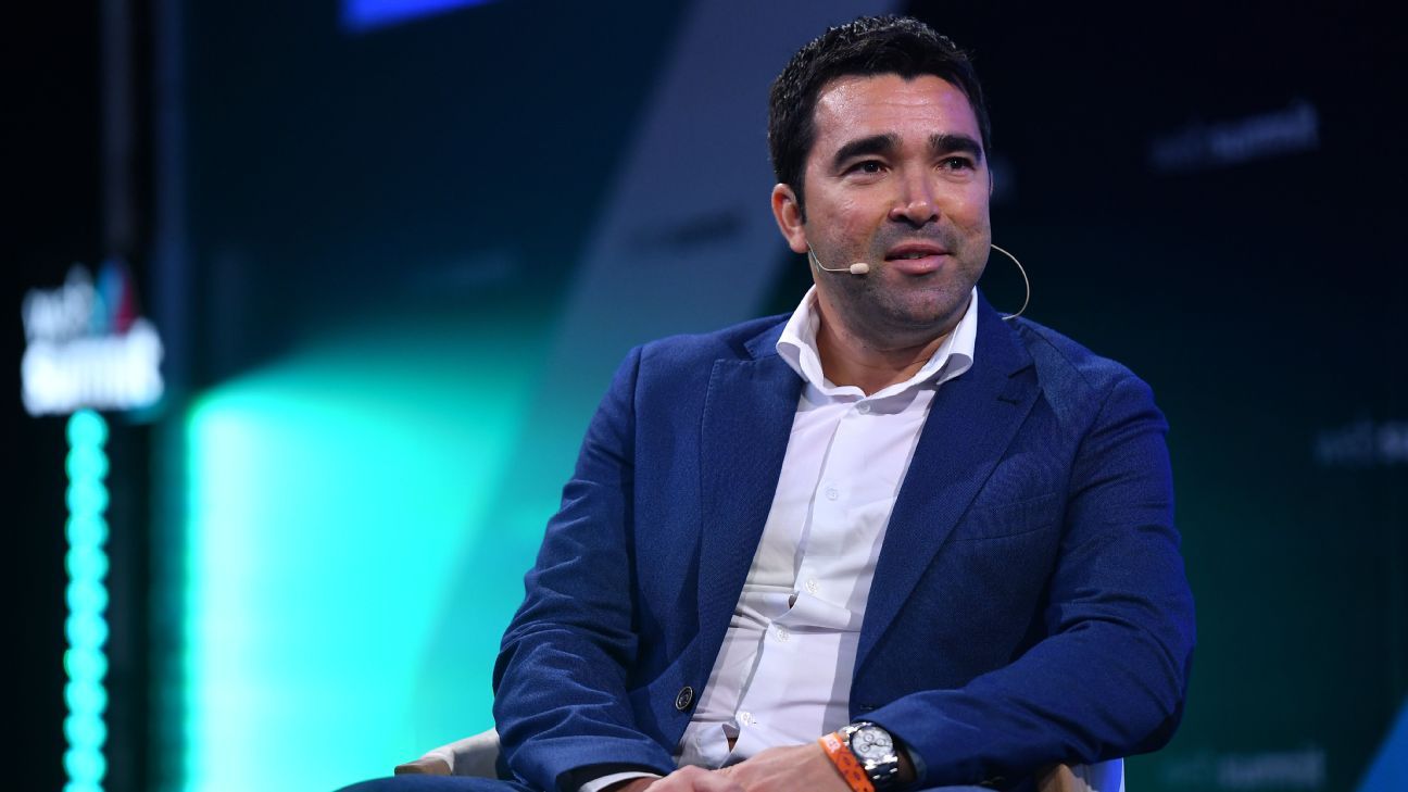 Hansi Flick supports Deco's continuation at Barcelona prior to elections. 1