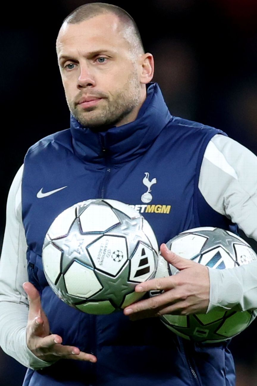 Who are the potential replacements for Frank as Tottenham's head coach? 8