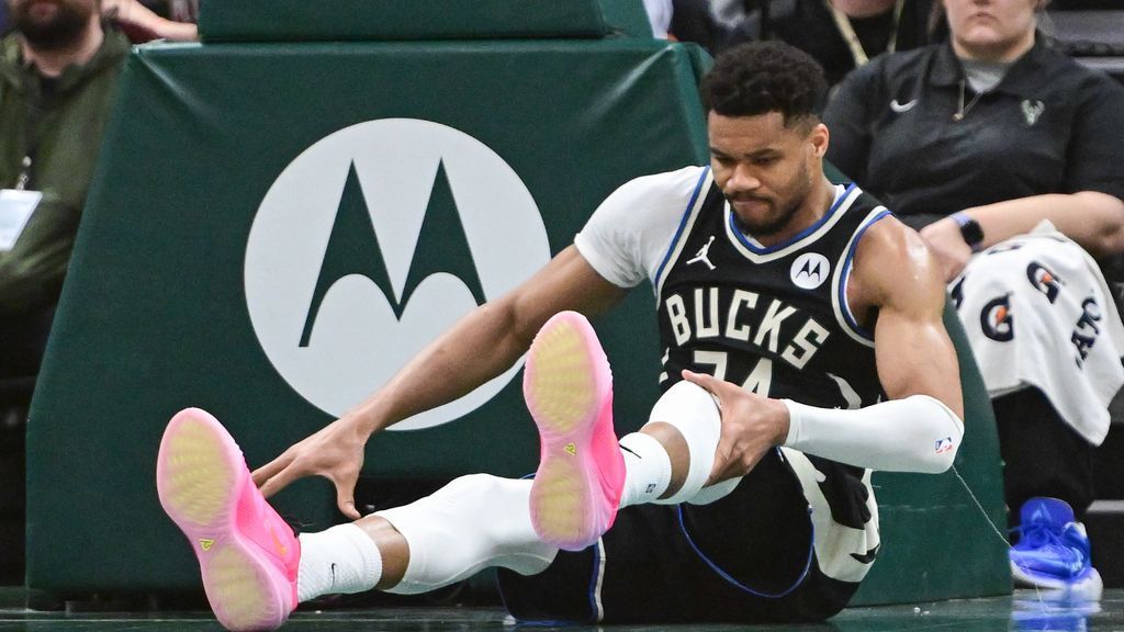 Giannis Antetokounmpo leaves Bucks' victory following an unusual landing. 1