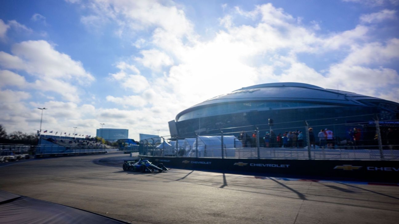 Red flag at IndyCar practice as workers walk on Texas track IndyCar practice interrupted as personnel walk on Texas circuit 1