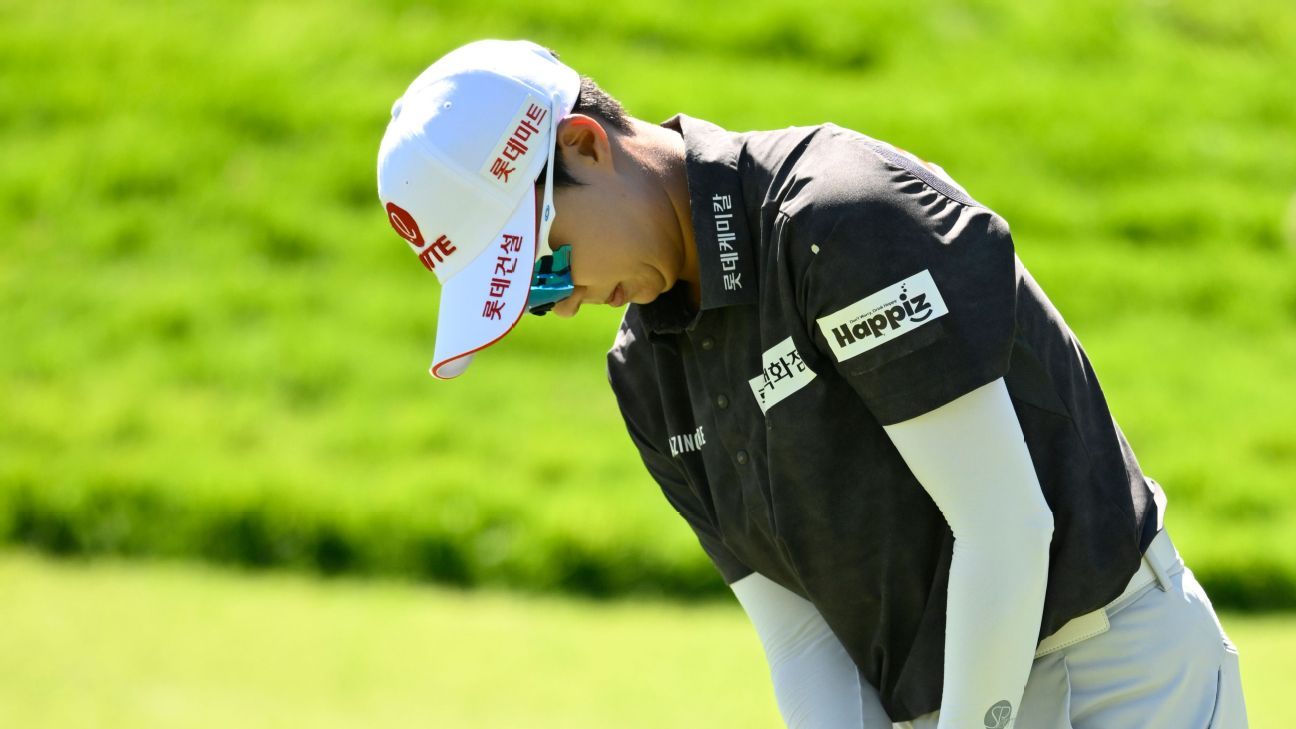 Hyo Joo Kim establishes 54-hole LPGA record at 11 under, leading by 4 strokes. 1