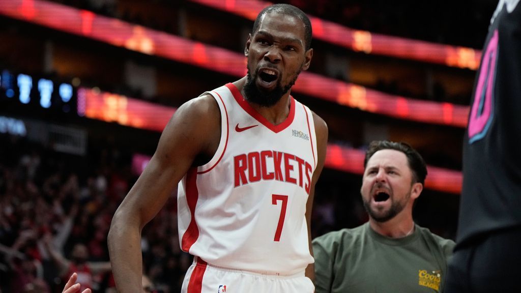 Kevin Durant passes Michael Jordan for fifth on scoring list Kevin Durant surpasses Michael Jordan to claim fifth place on the scoring leaderboard. 1