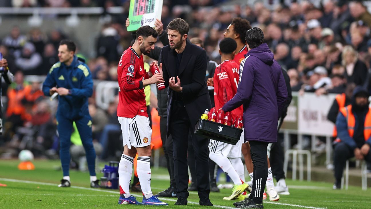 Carrick says Man United 'definitely' can't lose Fernandes Carrick asserts that Manchester United must not lose Fernandes. 1