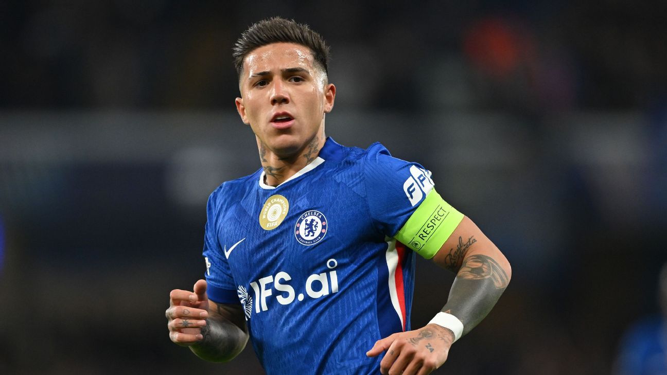 Enzo Fernández 'fully dedicated' to Chelsea, according to Liam Rosenior. 1
