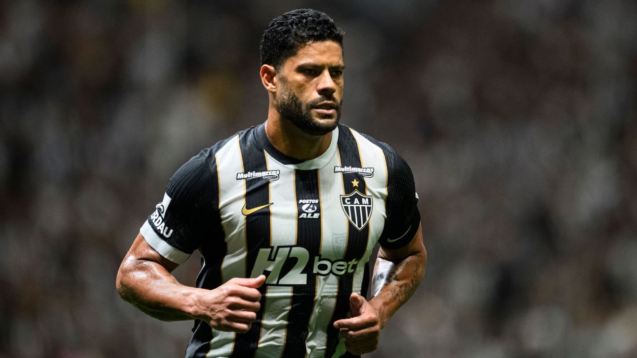 Hulk delivers a punch as 23 players are dismissed following a large-scale altercation in Brazilian final 1