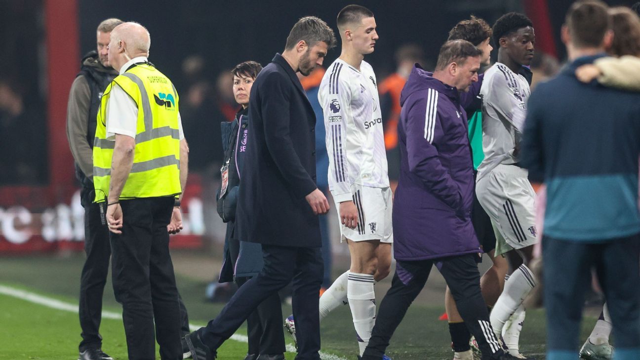 Michael Carrick criticizes 'incredible' penalty decisions in Manchester United's draw. 1