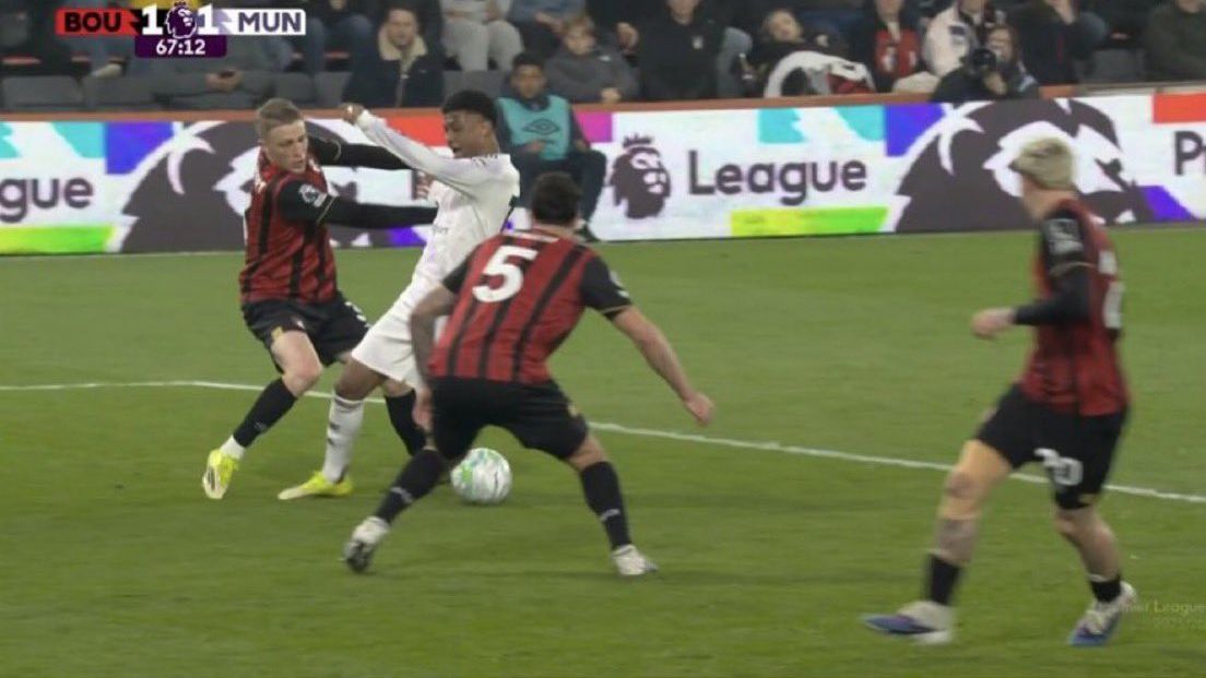 VAR analysis: What led to Bournemouth receiving a penalty while Manchester United did not? 5