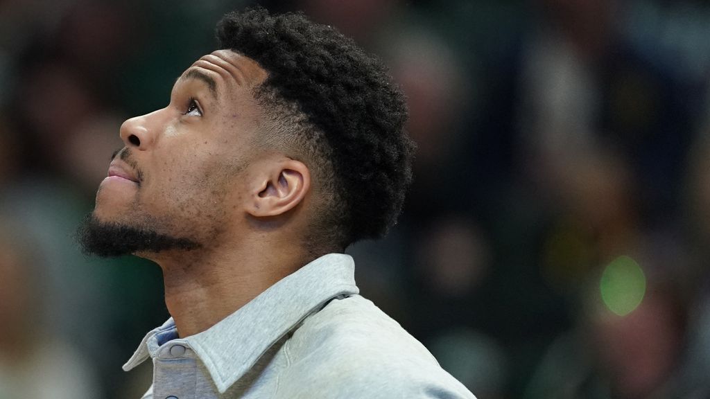 Sources: NBA investigating Bucks after Giannis says he's healthy NBA probes Bucks following Giannis' declaration of good health 1