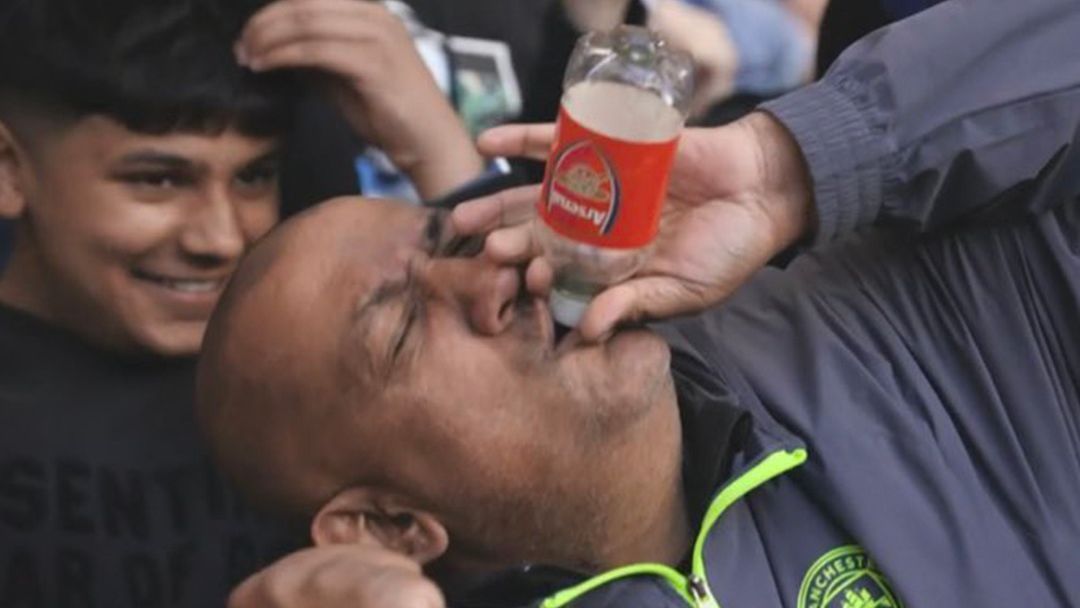 Man City supporter mocks Arsenal as Chelsea's victory reduces title margin. 1