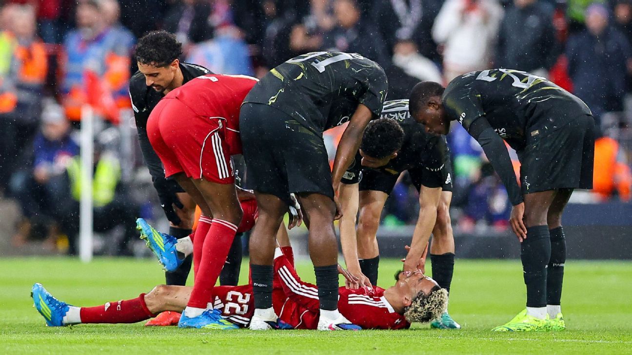 Hugo Ekitike stretchered off in Liverpool clash with PSG Hugo Ekitike taken off on a stretcher during PSG's match against Liverpool 1