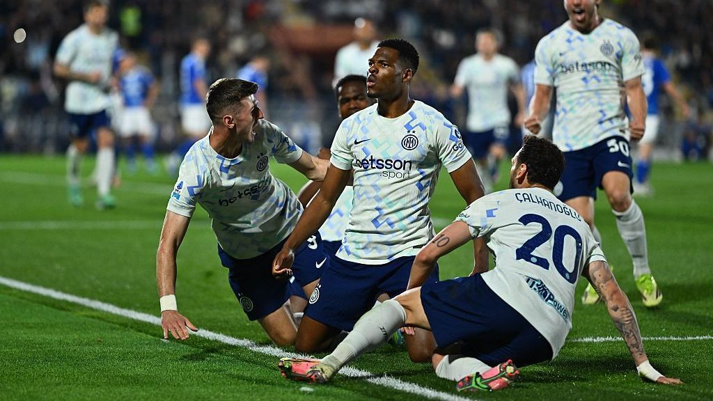 Inter Milan comes from behind to defeat Como, advancing in the Serie A title race. 1