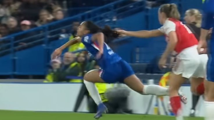 VAR analysis: Reasons behind Man United's Martinez receiving a red card for hair pulling 6