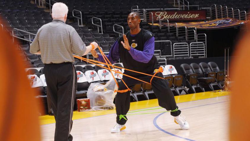 The British Physiotherapist Who Has Remained in Demand in the NBA at Age 74 9