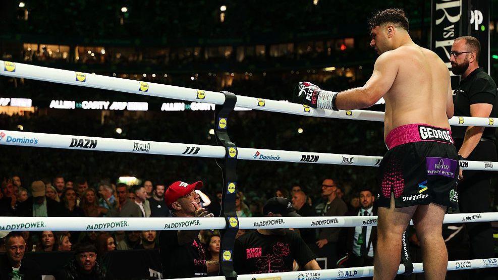 Allen's 'two illegal blows' sent Carty through 'loose ropes' 14