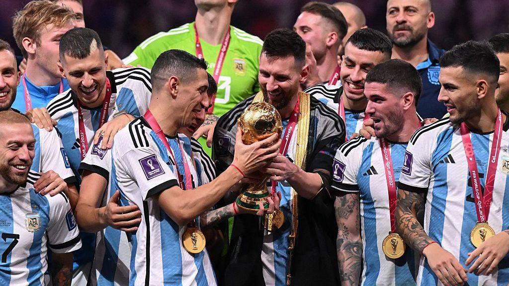 Beckham and Mourinho pay tribute to Messi Beckham and Mourinho pay tribute to Messi 6
