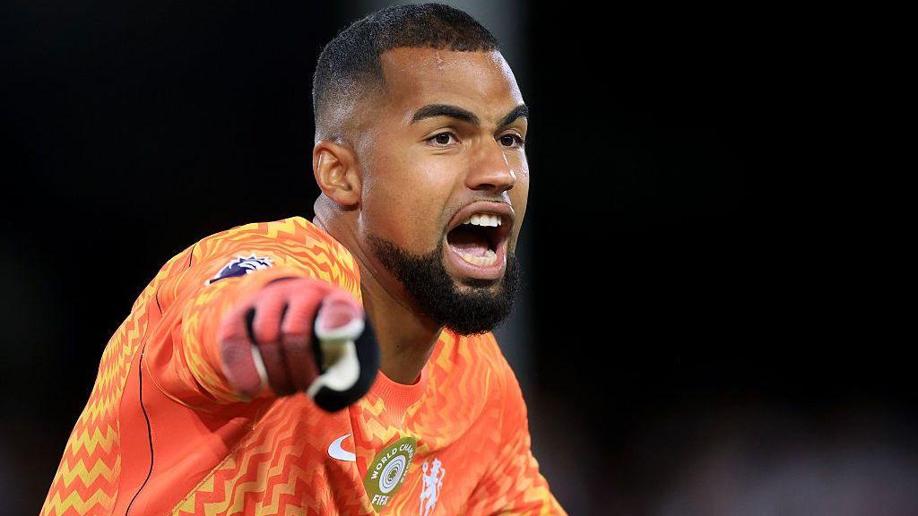 Chelsea goalkeeper Robert Sanchez joins Como on loan 5