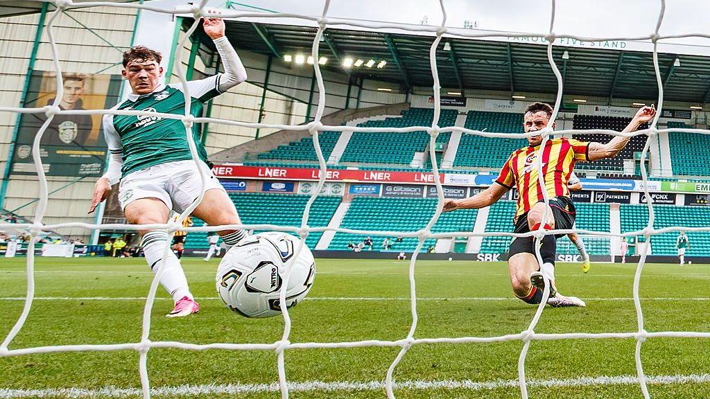 Hibernian striker Owen Elding ready for Ireland debut after passport delay 4