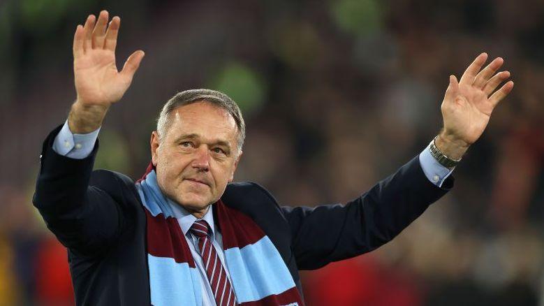 Former West Ham and Czech Republic goalkeeper Ludek Miklosko dies aged 64 6