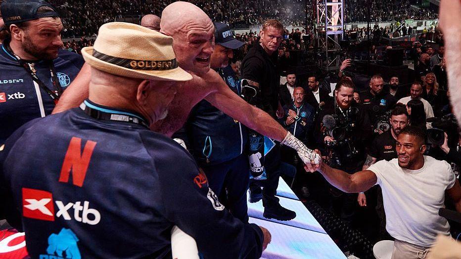 Fury and Joshua arrive in London as doubts over heavyweight clash ease 7