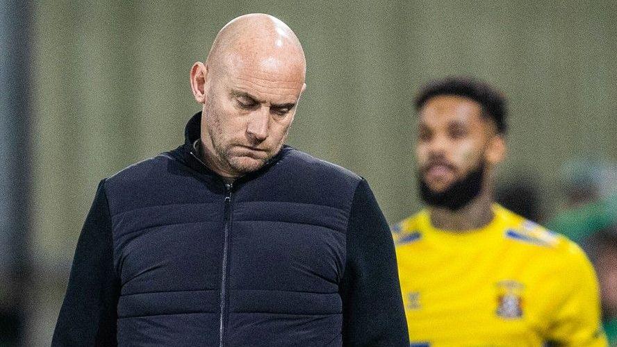 Hibernian sack David Gray after six-game losing streak 3